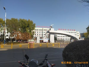 鄂爾多斯準(zhǔn)格爾旗世紀(jì)中學(xué)運(yùn)動(dòng)木地板鋪設(shè)案例