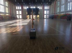 懸浮運(yùn)動館木地板施工隊(duì)